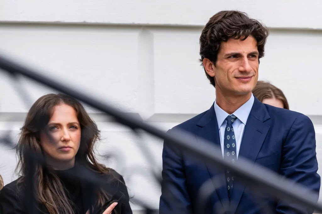 John F. Kennedy suikastı hakkında gizli tutulan son belgeler erişime açıldı 9 John F. Kennedy Jr.'ın tek torunu olan Jack Schlossberg, X sitesinde yayınladığı bir dizi paylaşımda, Başkan Trump'ın Kennedy suikastına olan "takıntısını" eleştirdi.