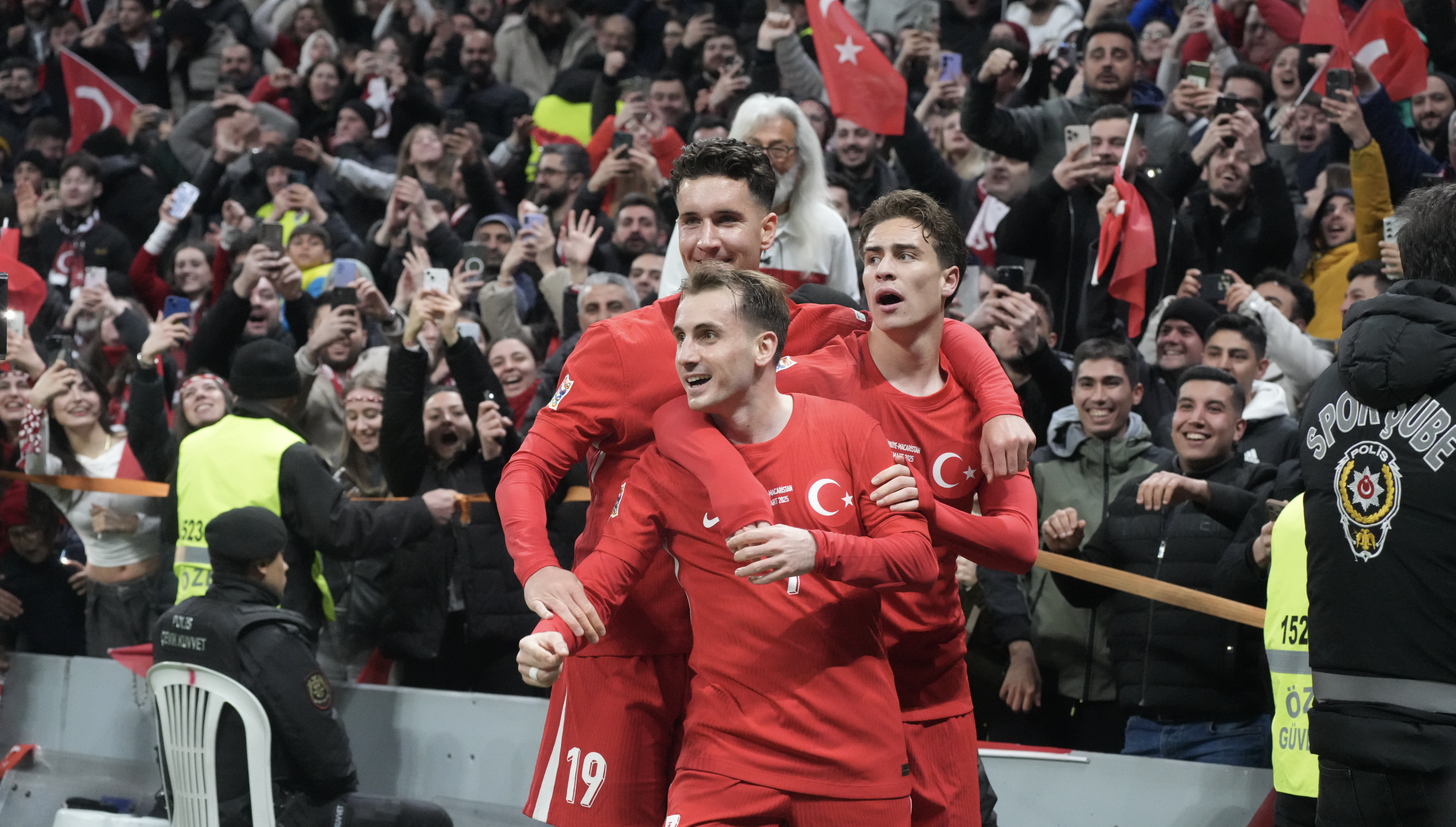 A Milli Takım Macaristan'ı 3-1 mağlup etti. 1 A Milli Takım Macaristan'ı 3-1 mağlup etti.