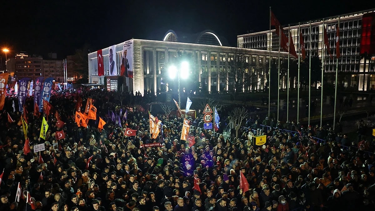 Özgür Özel Saraçhane’de: “Bu Bir Darbe Girişimidir” 1 Ozgur Ozel Sarachane