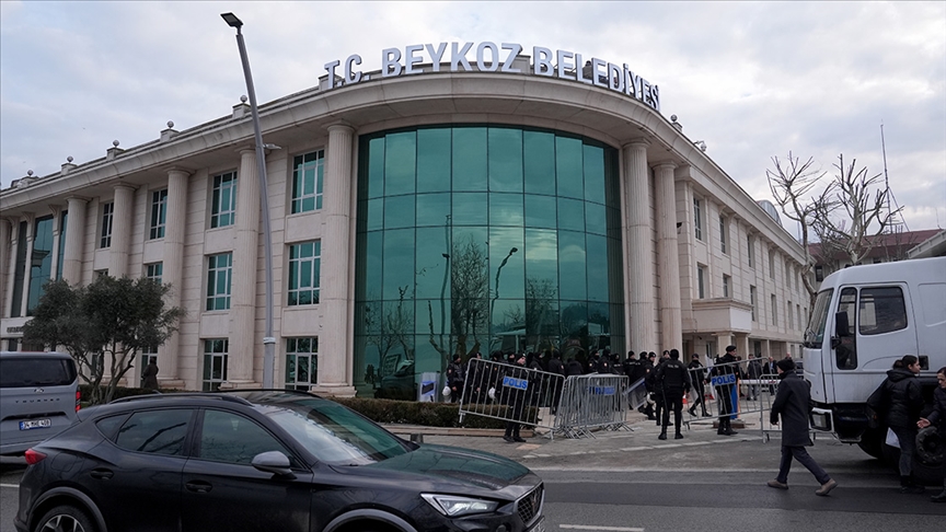 Alaattin Köseler hakkında tutuklama talebi 1 Beykoz Belediye Başkanı Alaattin Köseler'in de aralarında bulunduğu 18 kişi suçlamalarıyla tutuklama talebiyle mahkemeye sevk edildi.