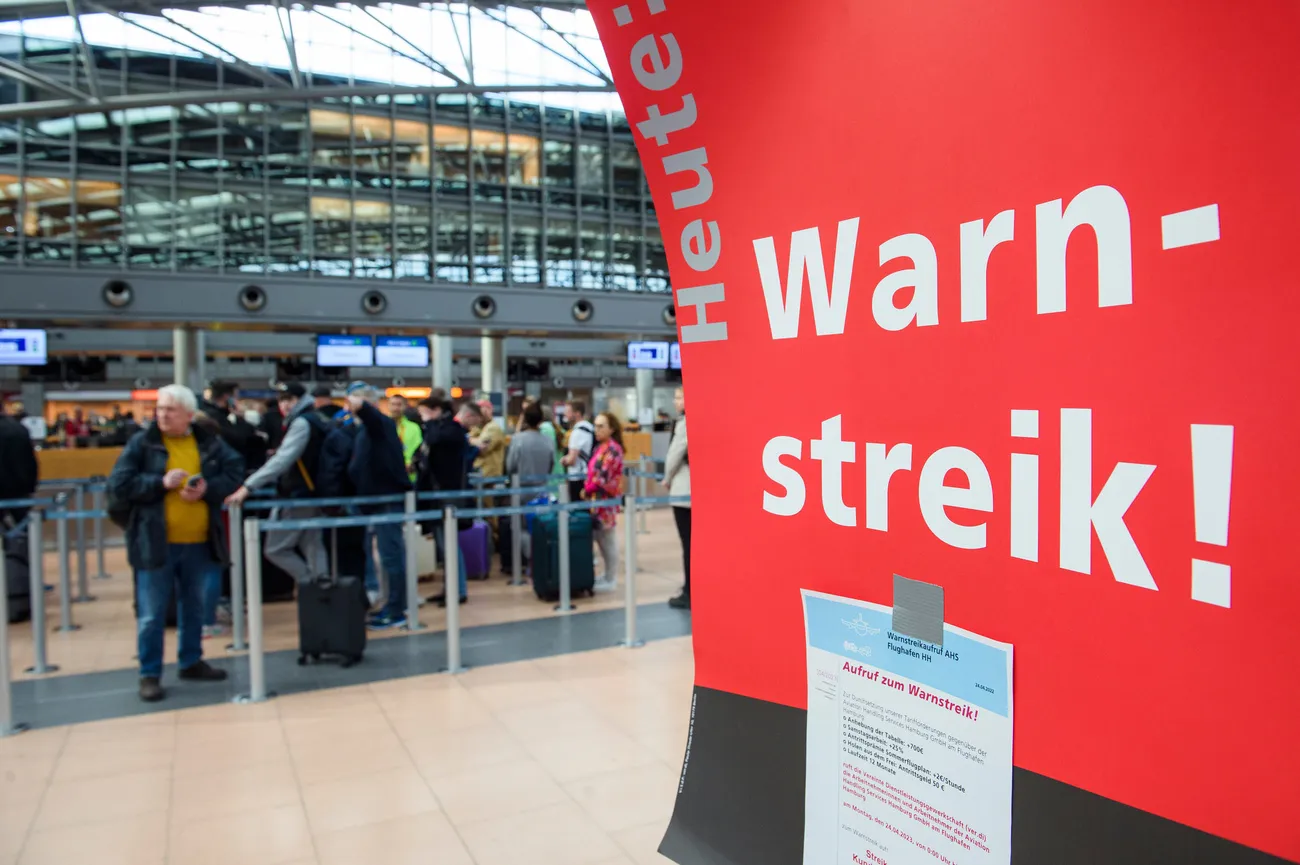 Hamburg Havalimanı’nda grev: Tüm uçuşlar iptal edildi 1 Almanya’nın Hamburg Havalimanı’nda Ver.di sendikasının başlattığı grev nedeniyle tüm uçuşlar iptal edildi.