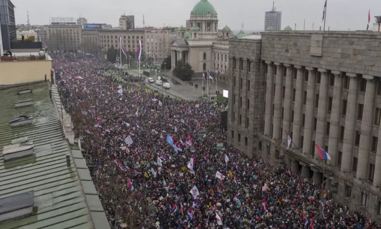 Sırbistan’da dört aydır devam eden öğrenci protestoları, Belgrad’da büyük bir gösteriye dönüştü.