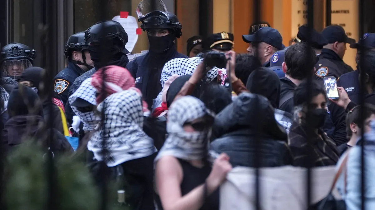 Columbia Üniversitesi’nde Filistin protestoları 1 New York’taki Columbia Üniversitesi’nde öğrenciler, İsrail’in Gazze’ye yönelik saldırılarını protesto etmek için yeniden eylem başlattı.