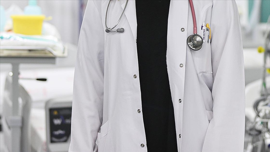 Doktorların vergi usulsüzlüğü ortaya çıktı 1 Yapay zeka destekli vergi denetimlerinde, 3 bin 500 doktorun kazançlarını sekreter, eski eş ve yakınlarının hesaplarına aktarıldığı ortaya çıktı.