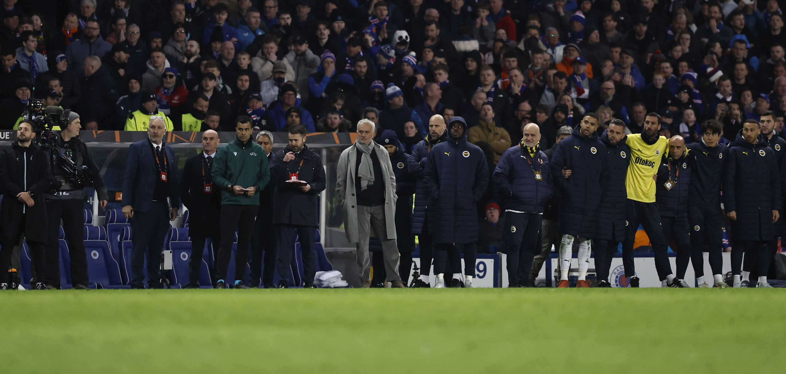 Fenerbahçe Avrupa'ya Veda Etti 1 Rangers ile karşılaşan Fenerbahçe, ilk maçta aldığı 3-1’lik mağlubiyetin ardından rövanşta büyük bir mücadele ortaya koydu.
