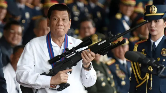 Filipinler'in Eski Devlet Başkanı Rodrigo Duterte tutuklandı 1 Filipinler'in eski Devlet Başkanı Rodrigo Duterte, Manila Uluslararası Havaalanı'nda gözaltına alındı.