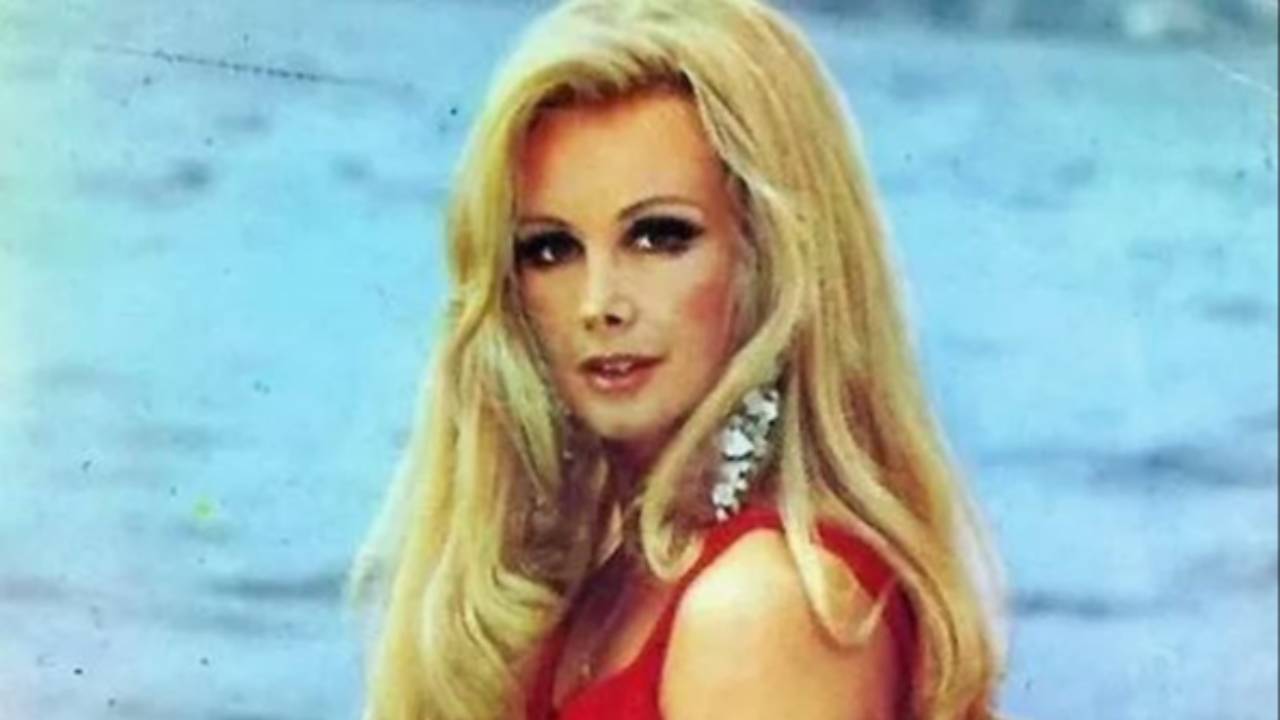 Filiz Akın vefat etti 1 Türk sinemasının simge isimlerinden Filiz Akın, 82 yaşında yaşamını yitirdi. “Avrupai yüzü” olarak tanınan sanatçı, kansere yenik düştü.