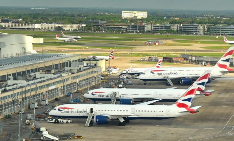 Londra'nın en yoğun havalimanı Heathrow, bir elektrik trafo merkezinde çıkan yangın nedeniyle büyük bir kesinti yaşadı.