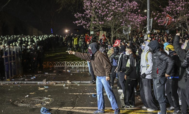 İBB Protestolarında Tutuklanan 7 Gazeteci Tahliye Edildi 1 Ekrem İmamoğlu'na yönelik soruşturma sonrası düzenlenen gösterilerde gözaltına alınarak tutuklanan 7 gazeteci, serbest bırakıldı.