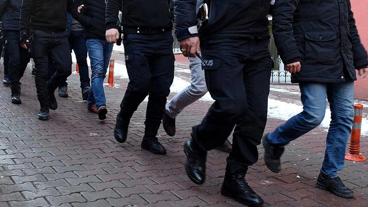İstanbul’da DHKP-C’ye finans sağlama iddiasıyla operasyon 1 İstanbul'da, DHKP-C terör örgütüne belediye ihaleleri üzerinden finans sağlandığı iddiasıyla operasyon düzenlendi.