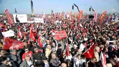 CHP’nin çağrısıyla İstanbul Maltepe’de toplanan yüzbinlerce yurttaş, Ekrem İmamoğlu’nun tutukluluğunu protesto etti.