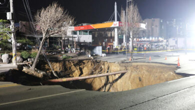 Seul’de yol çöktü: 1 kişi öldü 2 Güney Kore’nin başkenti Seul’de aniden oluşan devasa çukura düşen motosiklet sürücüsünün cansız bedenine 50 metre uzaklıkta ulaşıldı.