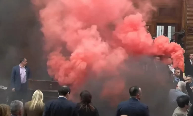 Sırbistan'da muhalif milletvekilleri parlamento oturumunda sis bombası ve işaret fişekleri kullandı.