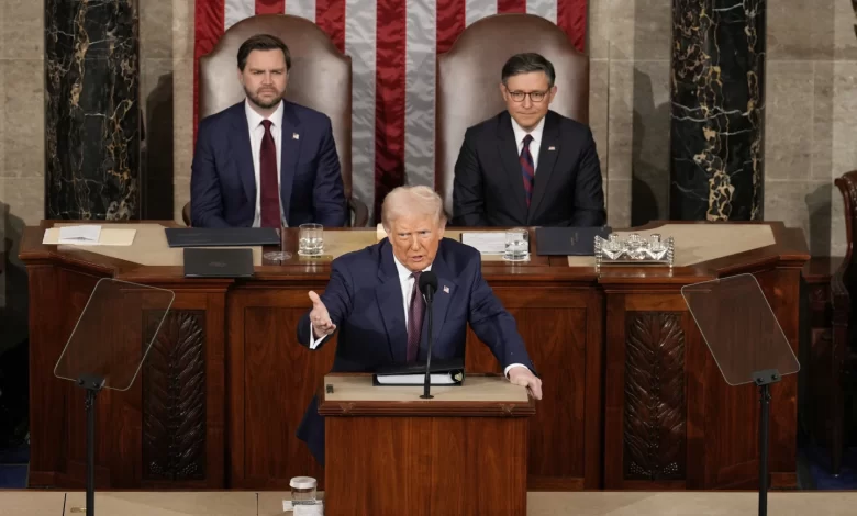 ABD Başkanı Donald Trump, Kongre’deki ilk birleşik oturumunda ikinci döneminin başarılarını anlatarak muhalefeti eleştirdi.