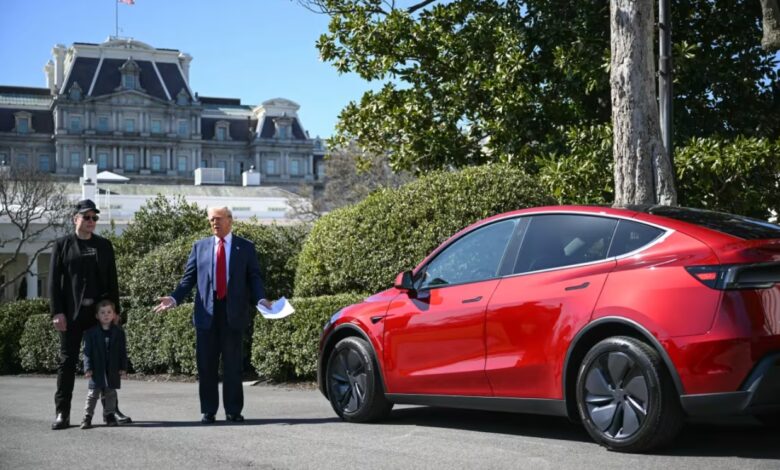 ABD Başkanı Donald Trump, Tesla CEO’su Elon Musk’a verdiği desteği somutlaştırarak Beyaz Saray’da dikkat çeken bir etkinliğe imza attı.