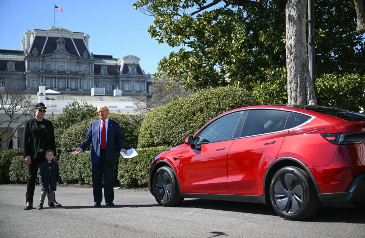 Trump’tan Tesla’ya destek: Beyaz Saray’ı geçici showrooma çevirdi 1 ABD Başkanı Donald Trump, Tesla CEO’su Elon Musk’a verdiği desteği somutlaştırarak Beyaz Saray’da dikkat çeken bir etkinliğe imza attı.