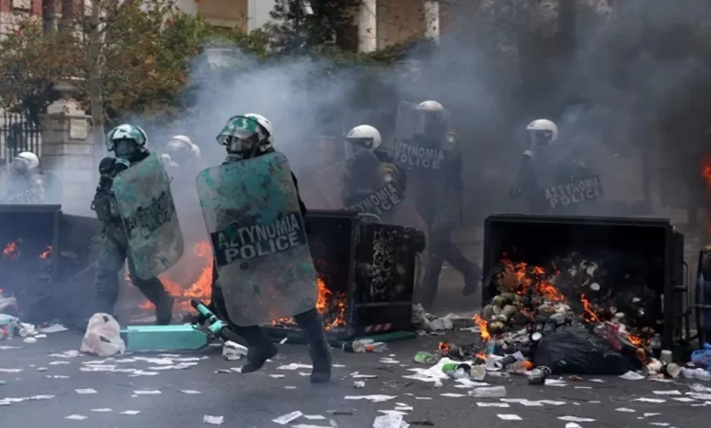 2023’te tren kazası nedeniyle Yunanistan Başbakanı Kyriakos Miçotakis hükümetine karşı verilen gensoru önergesi parlamentoda reddedildi.