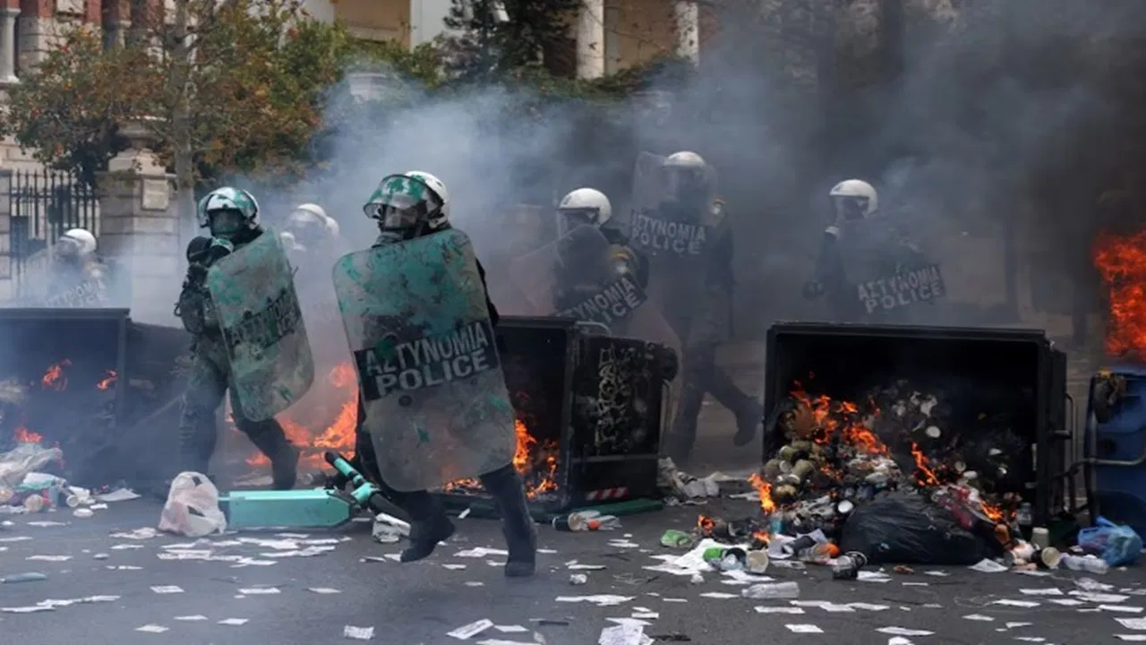 Yunanistan’da protestolar sürüyor 1 2023’te tren kazası nedeniyle Yunanistan Başbakanı Kyriakos Miçotakis hükümetine karşı verilen gensoru önergesi parlamentoda reddedildi.