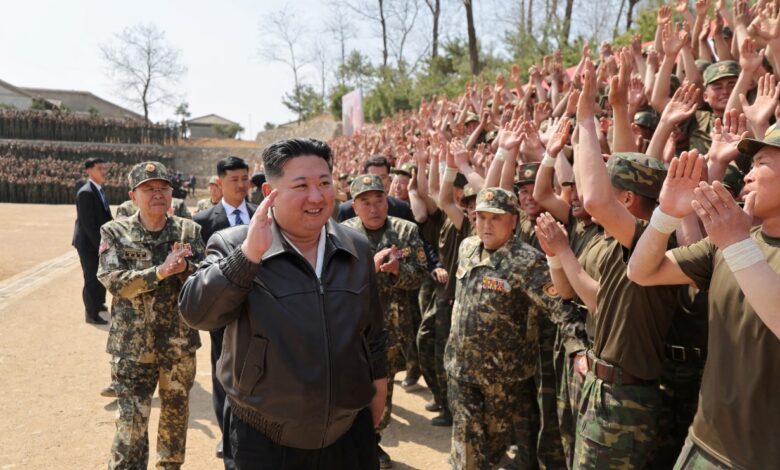 Güney Kore liderinin görevden alınmasının ardından Kuzey Kore'den dikkat çeken hamle geldi. Kim Jong-un yeni silahları test etti.