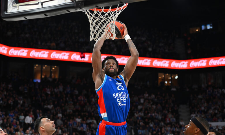 Anadolu Efes, basketbol EuroLeague'de eski koçu Ergin Ataman'ın Panathinaikos'una sahasında 81-77 mağlup olarak seride 2-1 geriye düştü.