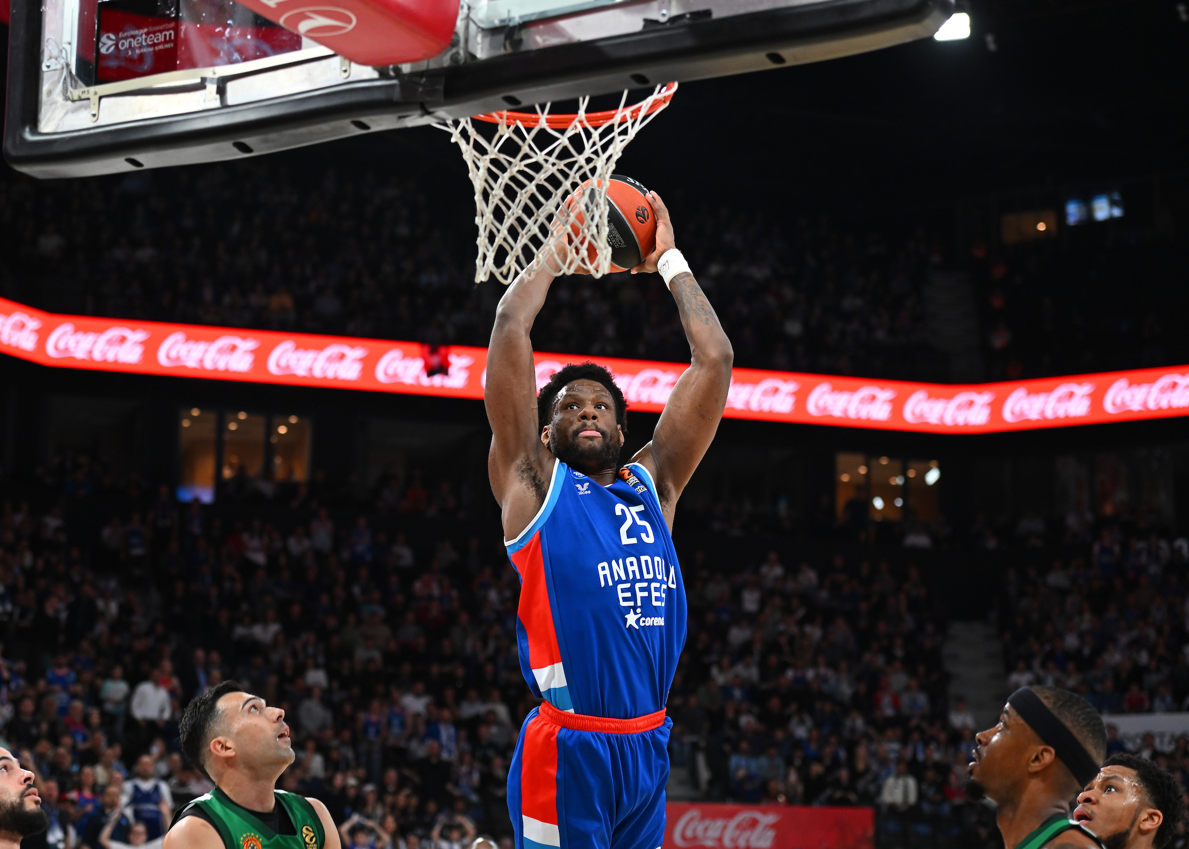 Anadolu Efes, basketbol EuroLeague'de eski koçu Ergin Ataman'ın Panathinaikos'una sahasında 81-77 mağlup olarak seride 2-1 geriye düştü.