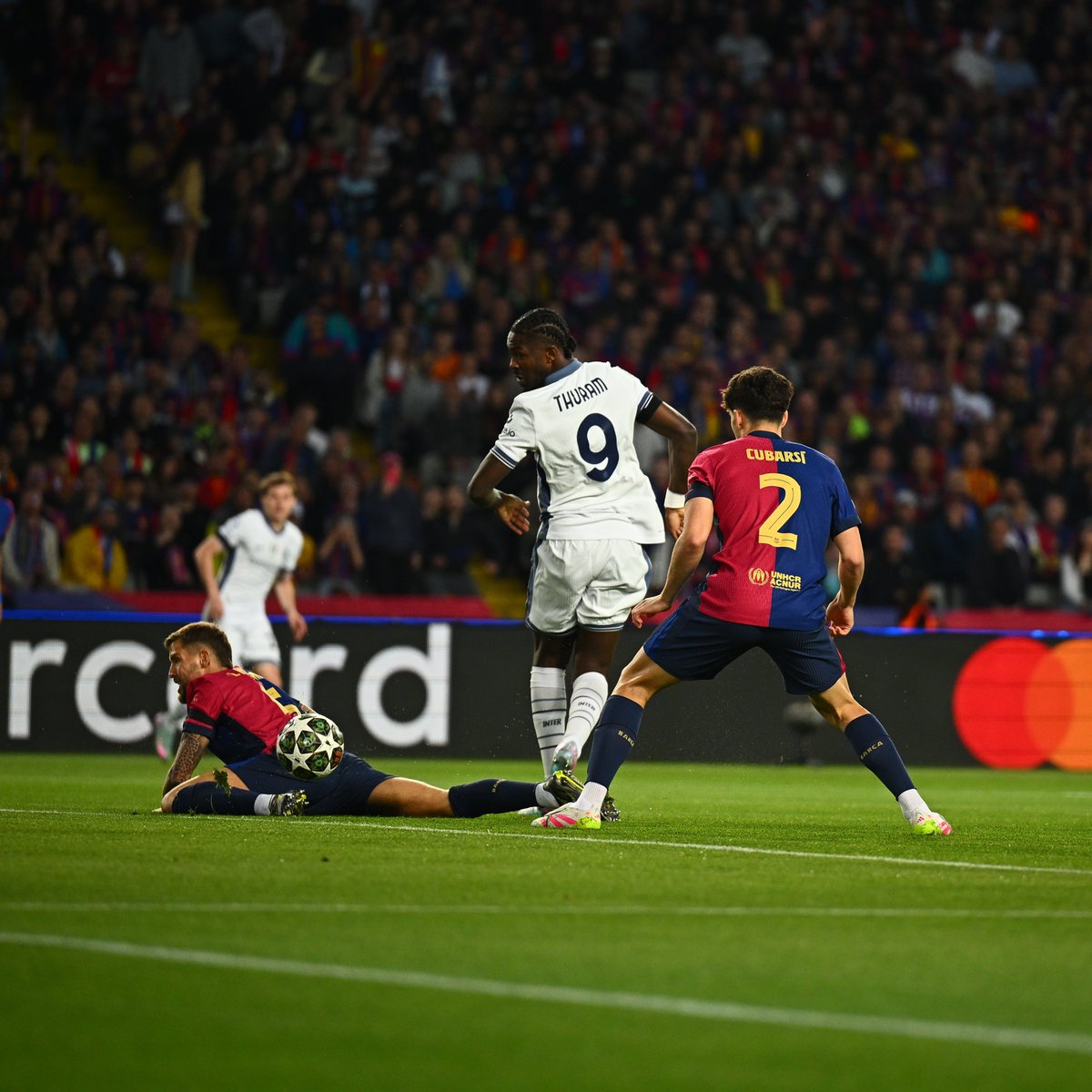 Şampiyonlar Ligi yarı final ilk maçında Inter, Barcelona deplasmanında 3-3 berabere kaldı. İtalyan temsilcisinde milli futbolcumuz Hakan Çalhanoğlu bir asist yaptı