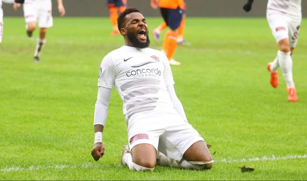Aaron Boupendza hayatını kaybetti 1 Bir dönem Süper Lig'de fırtına gibi esen ve gol kralı unvanını alan Aaron Boupendza'nın, Çin'de 11. kattan düşerek yaşamını yitirdi.