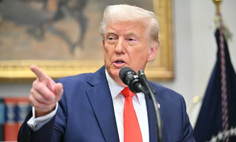 Donald Trump, antisemitizmle mücadele bahanesiyle Harvard Üniversitesi'ne yönelttiği talepler reddedilince federal fonu dondurdu.