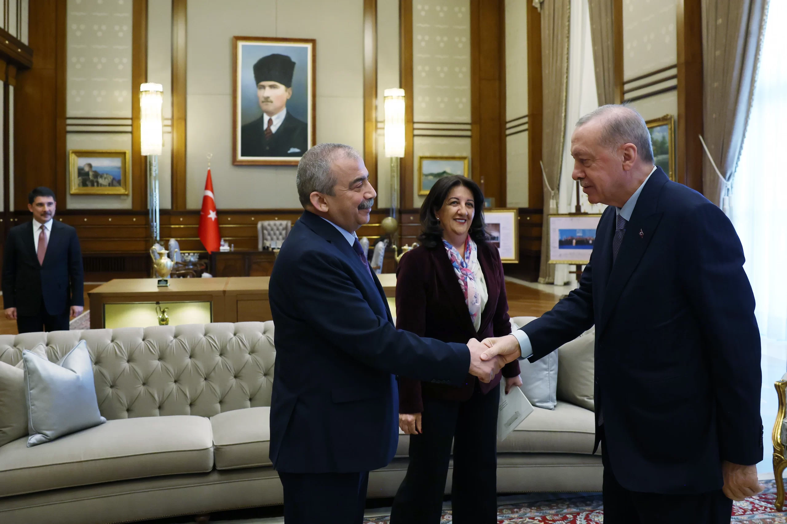 Erdoğan’dan Pervin Buldan’a Sırrı Süreyya Önder telefonu 1 Cumhurbaşkanı Erdoğan, Sırrı Süreyya Önder'in sağlık durumu için Pervin Buldan ile görüştü.