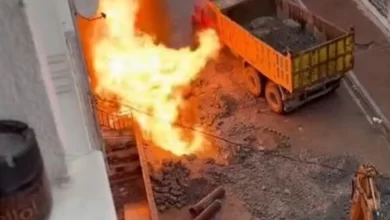 Esenyurt'ta doğalgaz faciası kıl payı atlatıldı 13 Esenyurt'ta İSKİ ekiplerinin altyapı çalışması sırasında delinen doğalgaz borusu alev aldı. Metrelerce yükselen alevler çevredeki binalara zarar verdi.