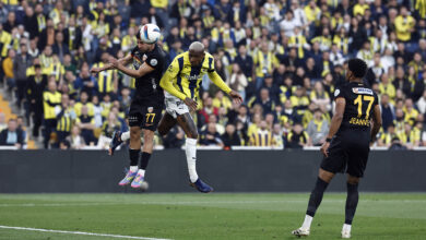 Süper Lig'in 32. haftasında Kayserispor’la 3-3 berabere kalan Fenerbahçe, lider Galatasaray’ın 5 puan gerisine düştü.