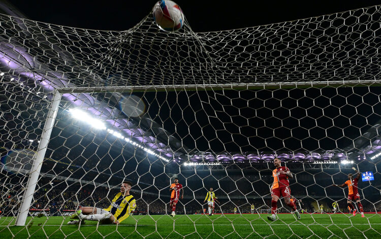 Ziraat Türkiye Kupası çeyrek finalinde Fenerbahçe’yi deplasmanda 2-1 mağlup eden Galatasaray, yarı finalde TÜMOSAN Konyaspor’un rakibi oldu.