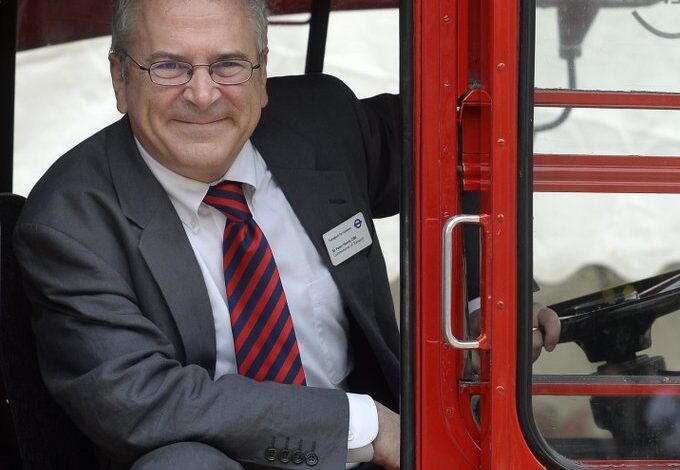 İngiltere Demir Yolları Bakanı Peter Hendy, otobüs sürerken telefon kullandığını kabul edip durumu polise bildirdi.