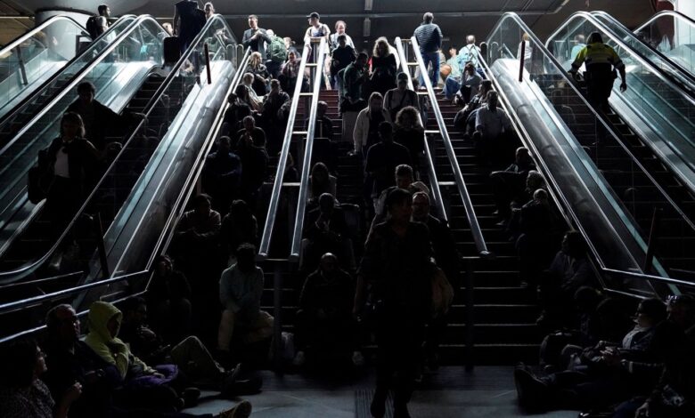 İspanya ve Portekiz'de milyonlarca insanı etkileyen büyük elektrik kesintisinin nedenine dair pek çok senaryo bulunuyor.