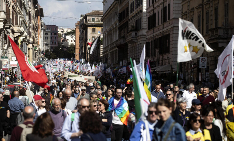İtalya’da Giuseppe Conte liderliğindeki M5S, Avrupa'nın silahlanma planına karşı 100 bin kişinin katıldığı dev bir miting düzenledi.
