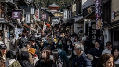 Japonya'da İsrailli turiste belge imzalama şartı 7 Japonya'nın Kyoto kentinde bir otele giriş yapmak isteyen İsrailli turistten, savaş suçlarına karışmadığına dair belge imzalaması istendi.