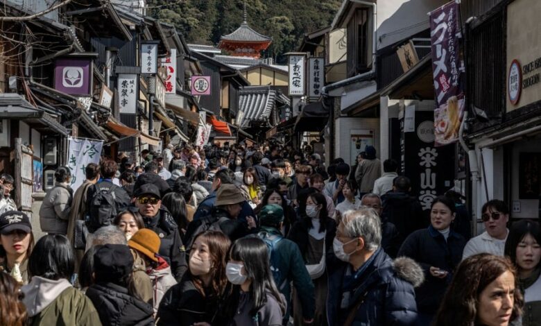 Japonya'nın Kyoto kentinde bir otele giriş yapmak isteyen İsrailli turistten, savaş suçlarına karışmadığına dair belge imzalaması istendi.