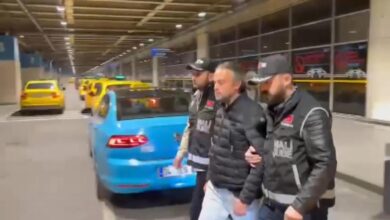 Yolsuzluk soruşturmasında firari olarak aranan reklam şirketi sahibi Kaan Ketenci, Kuzey Kıbrıs Türk Cumhuriyeti'nde yakalanarak İstanbul'a getirildi.