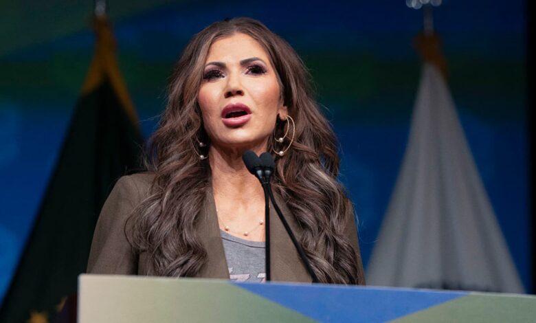 Bir restoranda akşam yemeği yerken çantası çalınan Kristi Noem’in pasaport, bakanlık kartı, ilaçlar ve 3 bin dolar nakit parası kayboldu.