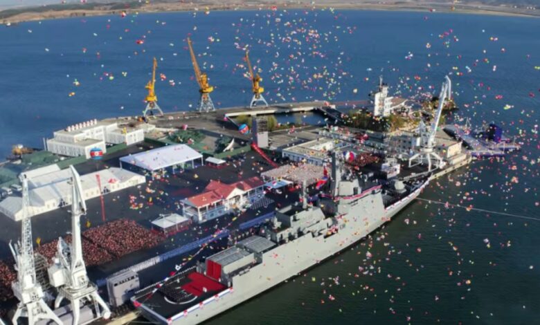 Kore Halk Ordusu’nun 93. kuruluş yıl dönümünde Kuzey Kore, son teknolojiyle donatılan çok amaçlı savaş gemisini törenle suya indirdi.