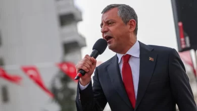 Yolsuzluk soruşturmasında gözaltına alınan 50 kişi için programını değiştiren CHP Genel Başkanı Özgür Özel, Silivri Cezaevi’nde ziyaret gerçekleştirdi.