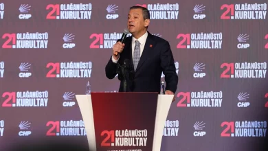 Özgür Özel tek aday girdiği seçimde yeniden genel başkan 8 Kayyum riskine karşı düzenlenen CHP 21. Olağanüstü Kurultayı'nda Özgür Özel, bin 171 oyla yeniden genel başkanlığa seçildi.