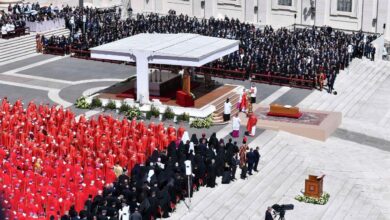 Dünya, Papa Francis'e son yolculuğunda eşlik etti. St. Peter Meydanı'nda düzenlenen Requiem Ayini'nde 250 binden fazla kişi bir araya geldi.