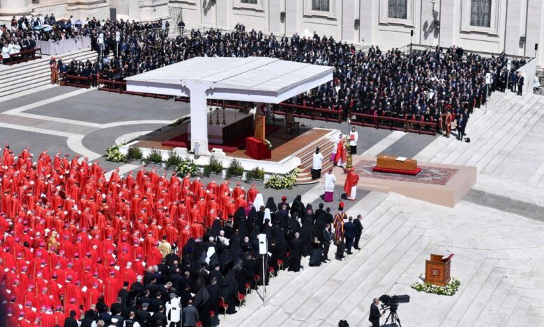 Dünya, Papa Francis'e son yolculuğunda eşlik etti. St. Peter Meydanı'nda düzenlenen Requiem Ayini'nde 250 binden fazla kişi bir araya geldi.