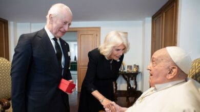 Papa Francis, Kral Charles ve Kraliçe Camilla ile Vatikan'da görüştü 14 Papa Francis, hastaneden taburcu olduktan sonraki ilk özel görüşmesini Kral Charles III ve Kraliçe Camilla ile gerçekleştirdi.