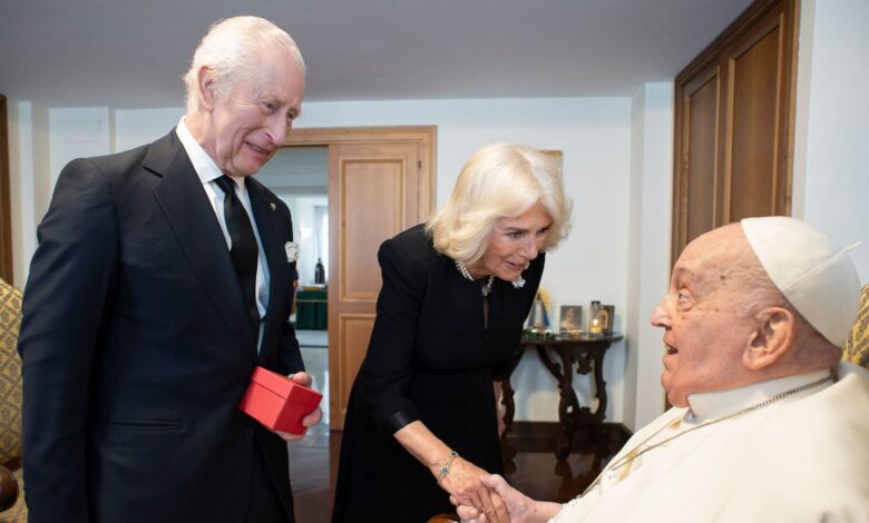 Papa Francis, hastaneden taburcu olduktan sonraki ilk özel görüşmesini Kral Charles III ve Kraliçe Camilla ile gerçekleştirdi.