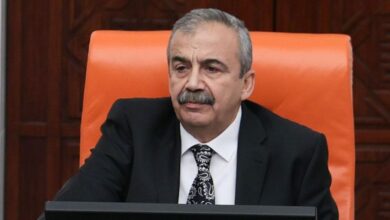 Yoğun bakımda 6. gününü geçiren TBMM Başkanvekili Sırrı Süreyya Önder’in sağlık durumuna dair hastaneden yeni bir açıklama yapıldı.