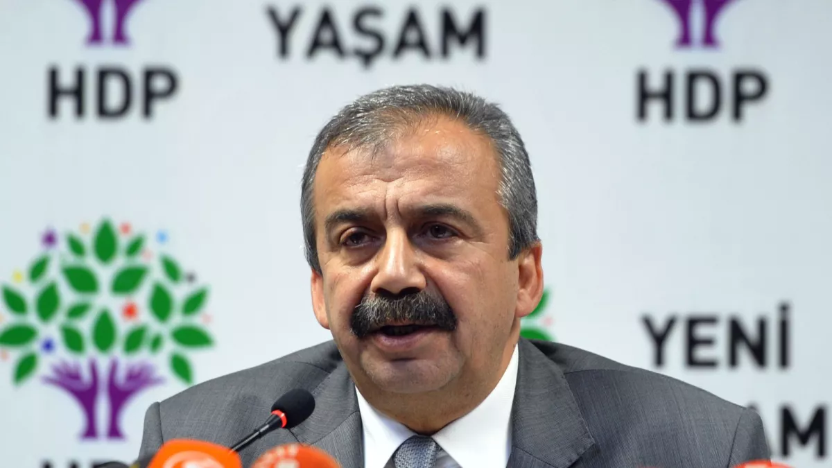 Sırrı Süreyya Önder kalp krizi geçirdi 1 TBMM Başkanvekili ve DEM Parti İstanbul Milletvekili Sırrı Süreyya Önder, geçirdiği kalp krizi sonrası hastaneye kaldırıldı.
