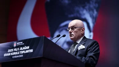 Beşiktaş Divan Kurulu toplantısında Hasan Arat konuşma yaparken yumruklu saldırıya uğradı.