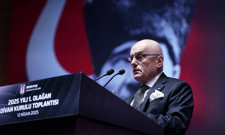 Beşiktaş Divan Kurulu toplantısında Hasan Arat konuşma yaparken yumruklu saldırıya uğradı.